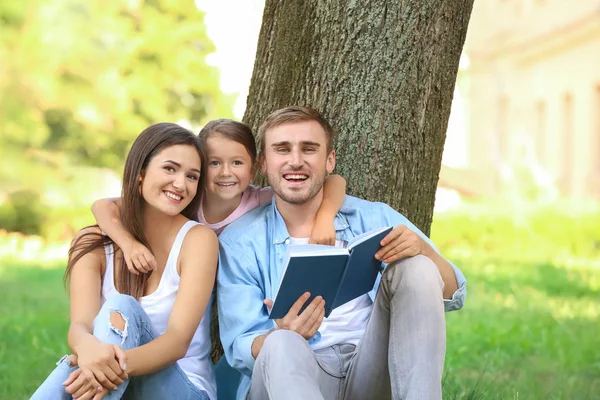 Heureux livre de lecture de famille dans le parc — Photo