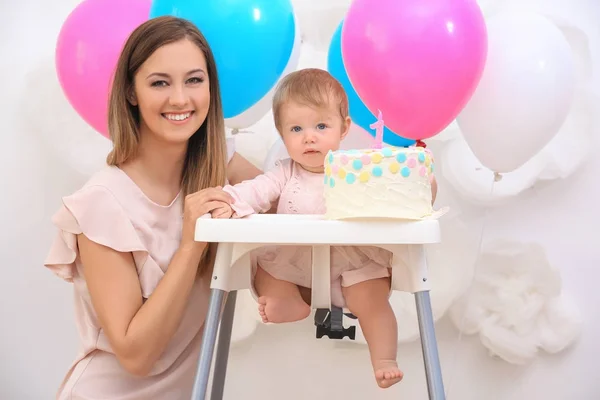 Sevimli Küçük Kız Lezzetli Pasta Arka Plan Üzerinde Doğum Günü — Stok fotoğraf