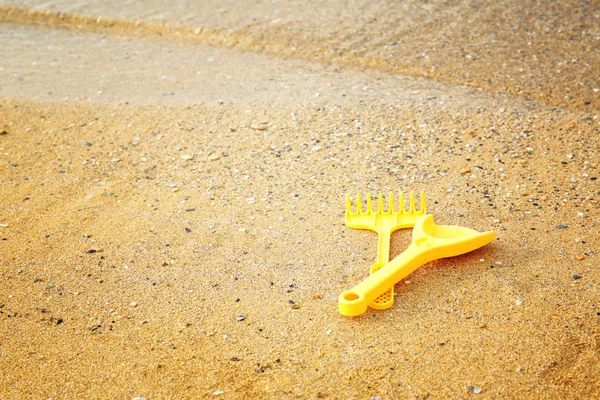 Strandspielzeug für Kinder auf Sand — Stockfoto