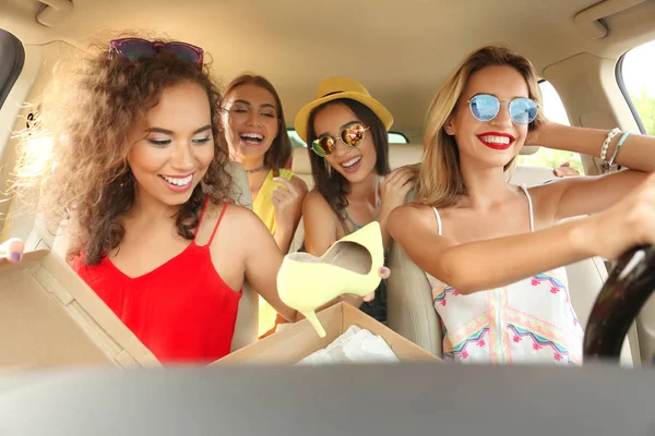 Belles jeunes femmes en voiture — Photo