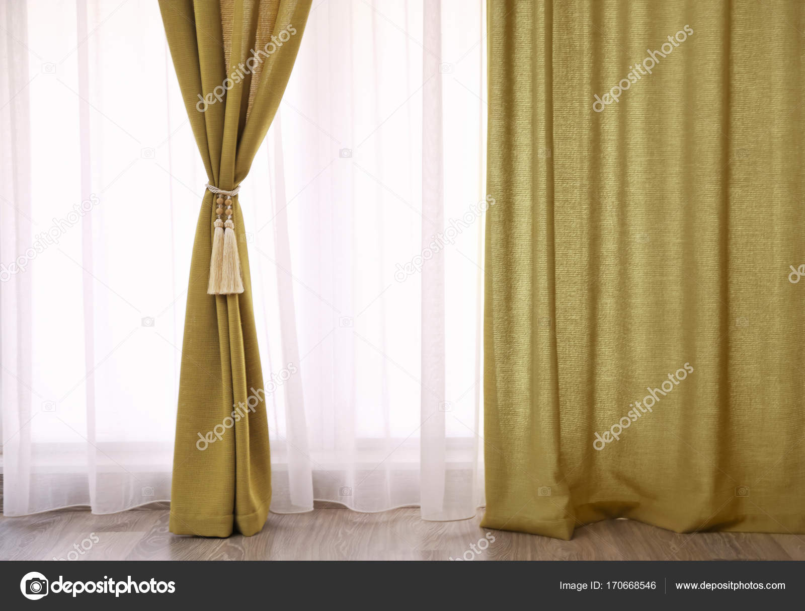 Beaux rideaux avec embrasse à l\'intérieur — Photographie belchonock ... Beaux rideaux avec embrasse à l\'intérieur — Photographie belchonock ...