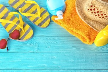 Ahşap zemin üzerine yaz aksesuarları ile kompozisyon