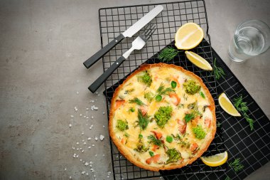 Raf soğutma üzerinde lezzetli somon kiş