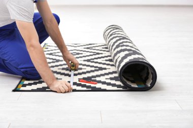 Erkek işçi uygun halı 