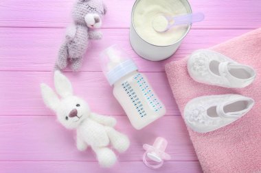 Bebek süt formülü ahşap masa üzerinde besleme şişe ile kompozisyon