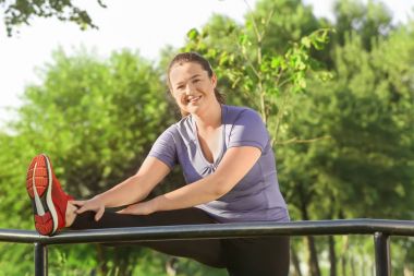 Şişman genç kadın. 