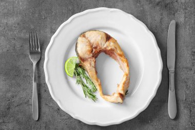 Kızarmış Balık biftek ile plaka