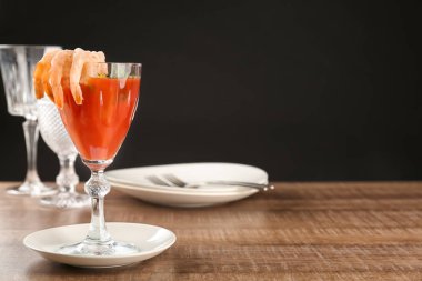 Cam masada karides kokteyl ve domates soslu