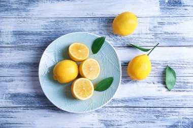 Ahşap masa üzerinde taze limon ile plaka