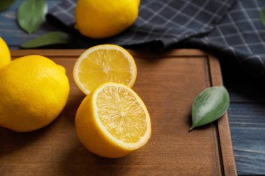 Ahşap masa üzerinde taze limon ile kurulu