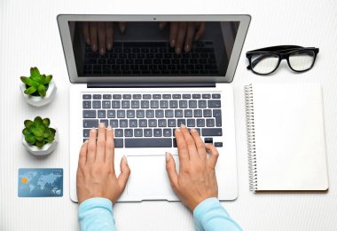 Dizüstü bilgisayar kullanan kadın 