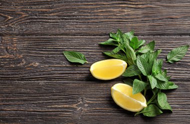 Nane ve limon ahşap arka plan üzerinde