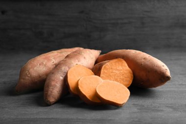 Tatlı patates gri arka plan üzerinde