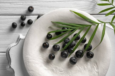 Taze acai çilek ahşap masa üzerinde plaka