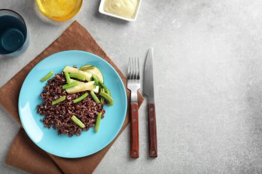 Kırmızı pirinç ve sebze tablo ile plaka