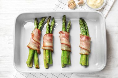 Kuşkonmaz pastırma ile plaka sarılmış