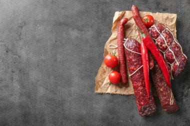 Gri arka plan üzerinde Sosis füme