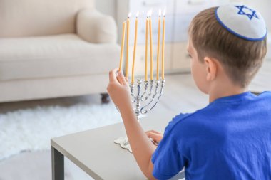 Yahudi çocuk yıldırım menorah evde