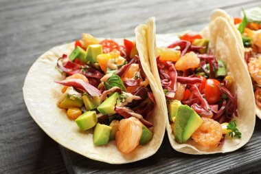 Kurulu ile lezzetli karides tacos 