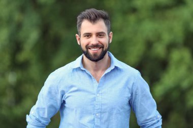 Yeşil park yakışıklı adam