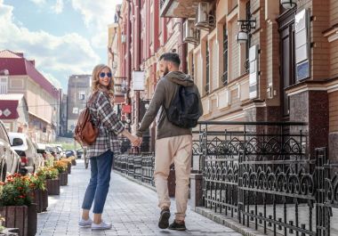 Mutlu genç turist şehir sokakta yürüme