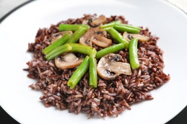 Mantar ve yeşil fasulye plaka, closeup üzerinde kırmızı pirinç