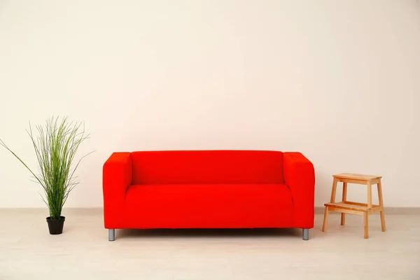 Komfortowa sofa czerwony — Zdjęcie stockowe