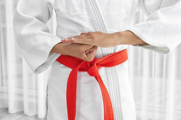Hombre en karategi en interiores — Foto de Stock