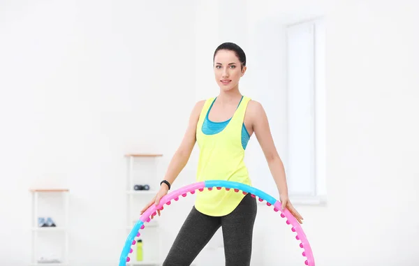 Donna con hula hoop in palestra — Foto Stock