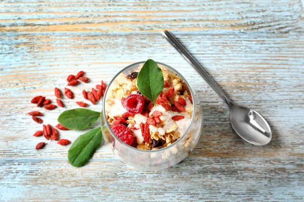 Köstliches Dessert mit Goji-Beeren im Glas auf Holzgrund — Stockfoto