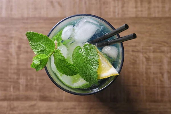 Glas Cocktail mit Zitrone und Minze auf Holzgrund — Stockfoto