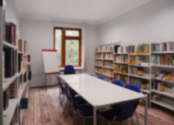 Accogliente sala lettura in biblioteca, sfondo sfocato — Foto Stock