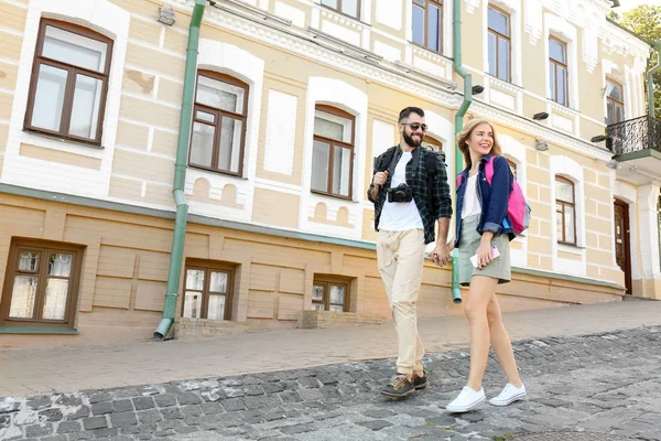 Szczęśliwy młodych turystów spaceru na ulicy w mieście — Zdjęcie stockowe