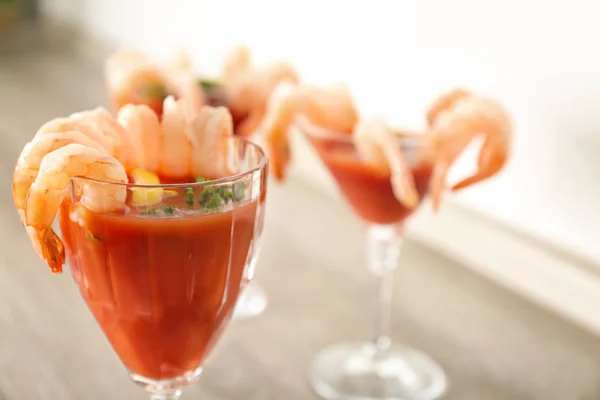 Copo com coquetel de camarão e molho de tomate na mesa — Fotografia de Stock