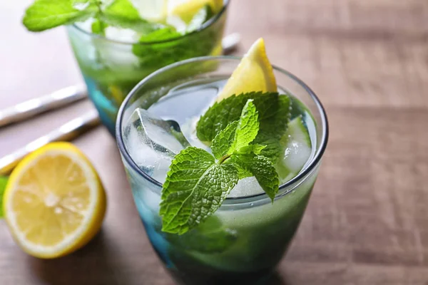 Glas Cocktail mit Zitrone und Minze auf Holzgrund — Stockfoto