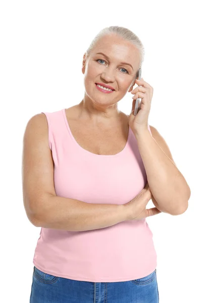 Старшая женщина говорит по мобильному телефону, изолирована по белому — стоковое фото