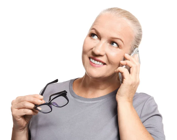 Старша жінка розмовляє на мобільному телефоні, ізольована на білому — стокове фото