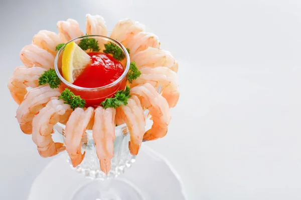 Copo com cocktail de camarão e molho de tomate — Fotografia de Stock
