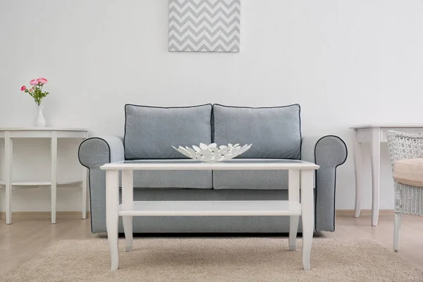 Soggiorno moderno con accogliente divano — Foto Stock