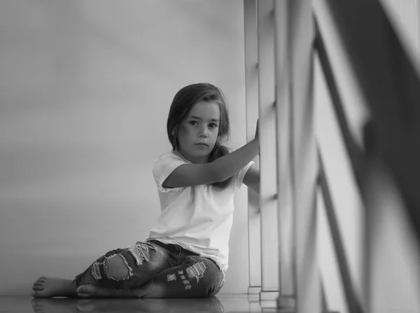 Menina com hematomas sentada no chão. Conceito de violência doméstica — Fotografia de Stock