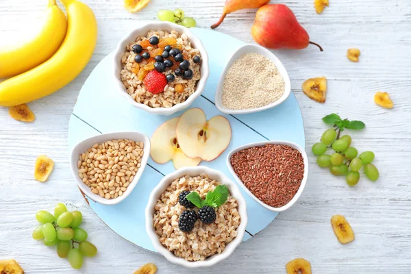 Composizione con saporita farina d'avena nutriente — Foto Stock