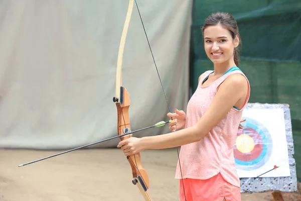 Giovane donna che pratica tiro con l'arco — Foto Stock