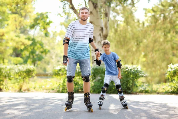 Padre con figlio pattinatore nel parco — Foto Stock