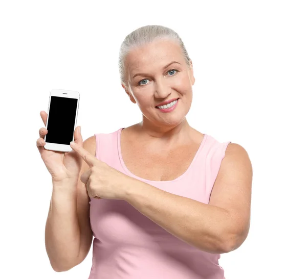 Старша жінка зі своїм мобільним телефоном, ізольована на білому — стокове фото