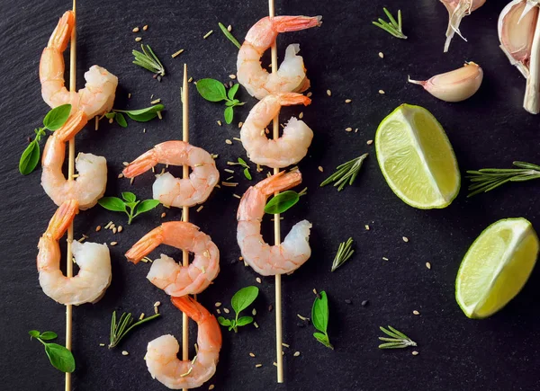 Delicious shrimp skewers — Stock Photo, Image