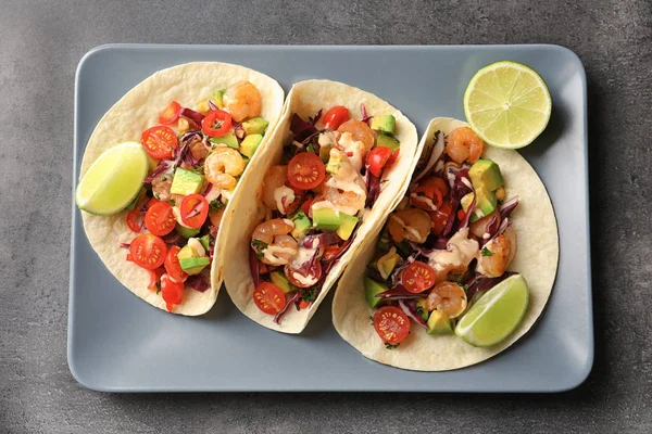 Prato com deliciosos tacos de camarão — Fotografia de Stock