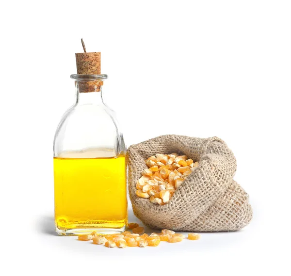 Стеклянная бутылка с кукурузным маслом и сушеными зернами — стоковое фото
