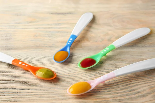 婴儿食品用的塑料勺子 — 图库照片