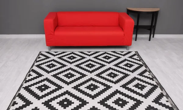 Black and white carpet on floor in living room — Stock Photo, Image
