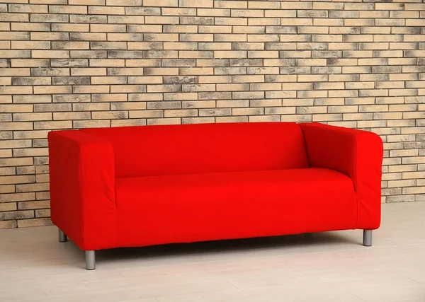 Bekväm röd soffa — Stockfoto